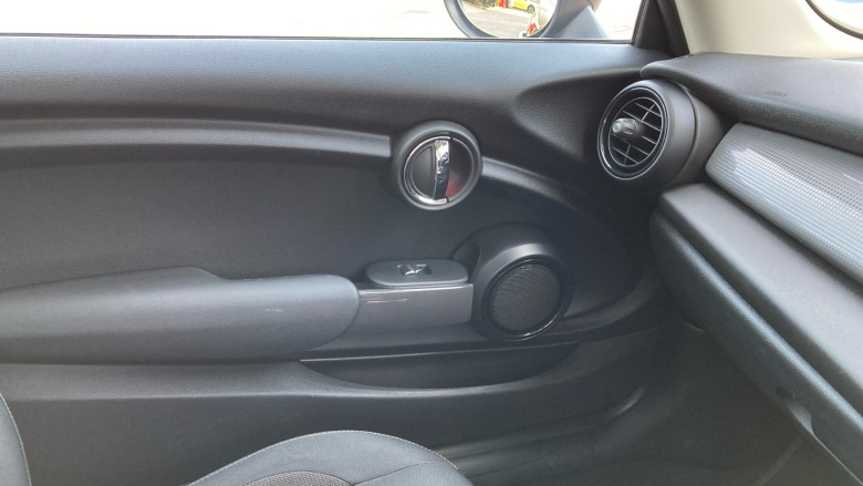 MINI Hatchback 1.5 Cooper D 3dr Diesel Hatchback